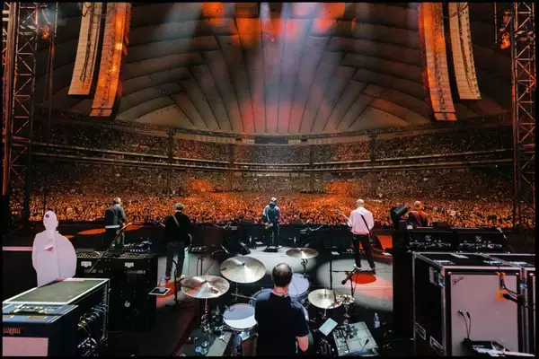 「オアシス奇跡の日本公演レポート　リアムとノエルが手を取り合い歓喜の大合唱、問答無用の完全復活ライブ」の画像