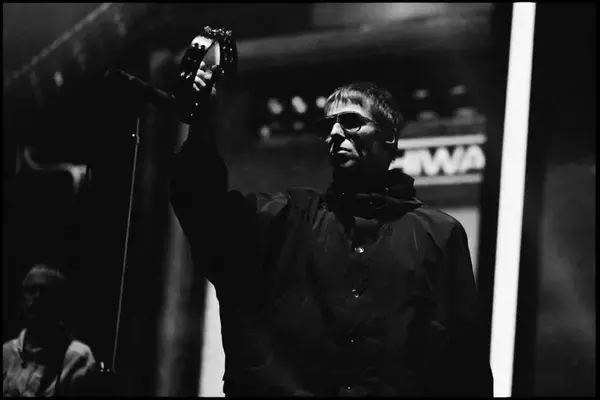 「オアシス奇跡の日本公演レポート　リアムとノエルが手を取り合い歓喜の大合唱、問答無用の完全復活ライブ」の画像