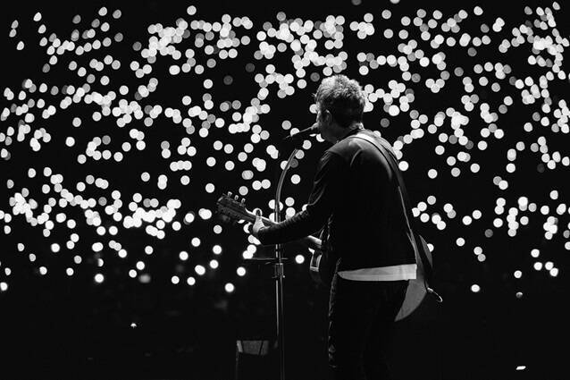 オアシス奇跡の日本公演レポート　リアムとノエルが手を取り合い歓喜の大合唱、問答無用の完全復活ライブ