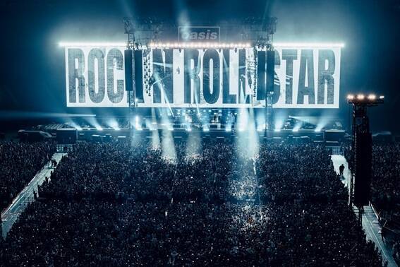 オアシス奇跡の日本公演レポート　リアムとノエルが手を取り合い歓喜の大合唱、問答無用の完全復活ライブ