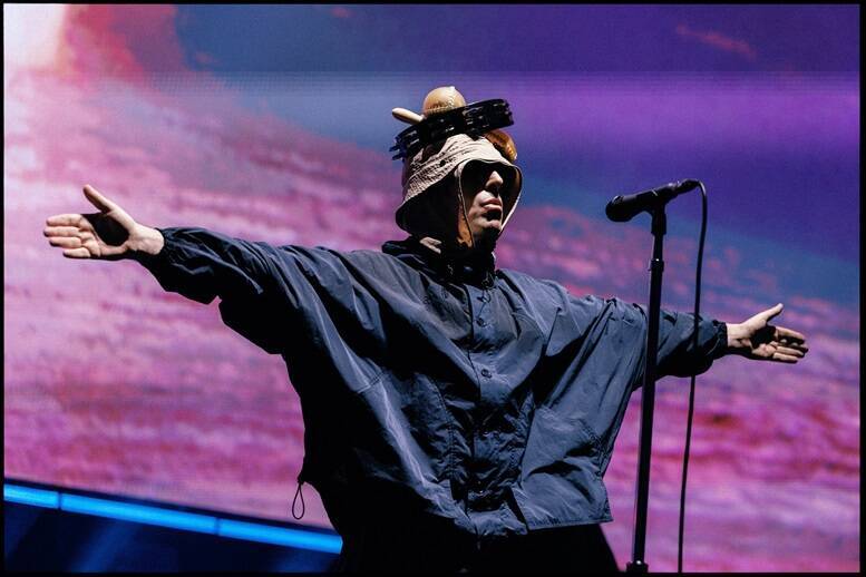 オアシス奇跡の日本公演レポート　リアムとノエルが手を取り合い歓喜の大合唱、問答無用の完全復活ライブ