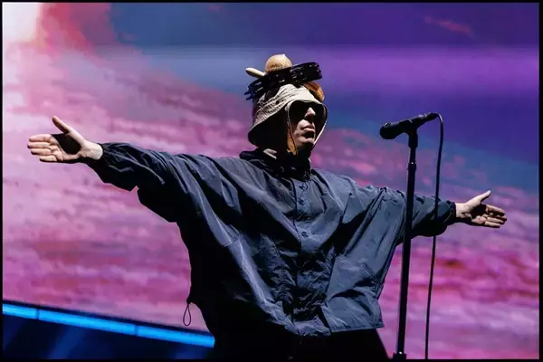 「オアシス奇跡の日本公演レポート　リアムとノエルが手を取り合い歓喜の大合唱、問答無用の完全復活ライブ」の画像