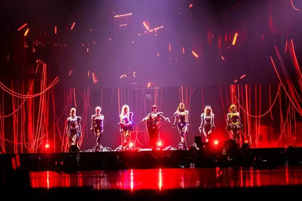 「XG、世界を射抜く「核」を解き放つ──1stフルアルバム携えた2ndワールドツアーが横浜で開幕、6万人を熱狂させる」の画像