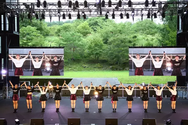 「つばきファクトリー、12人で魅せた初野外ワンマン「ここに立てたことが本当に嬉しい」」の画像