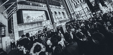 CLAN QUEENが新宿・歌舞伎町を占拠、4000人が集結したフリーライブで電撃発表