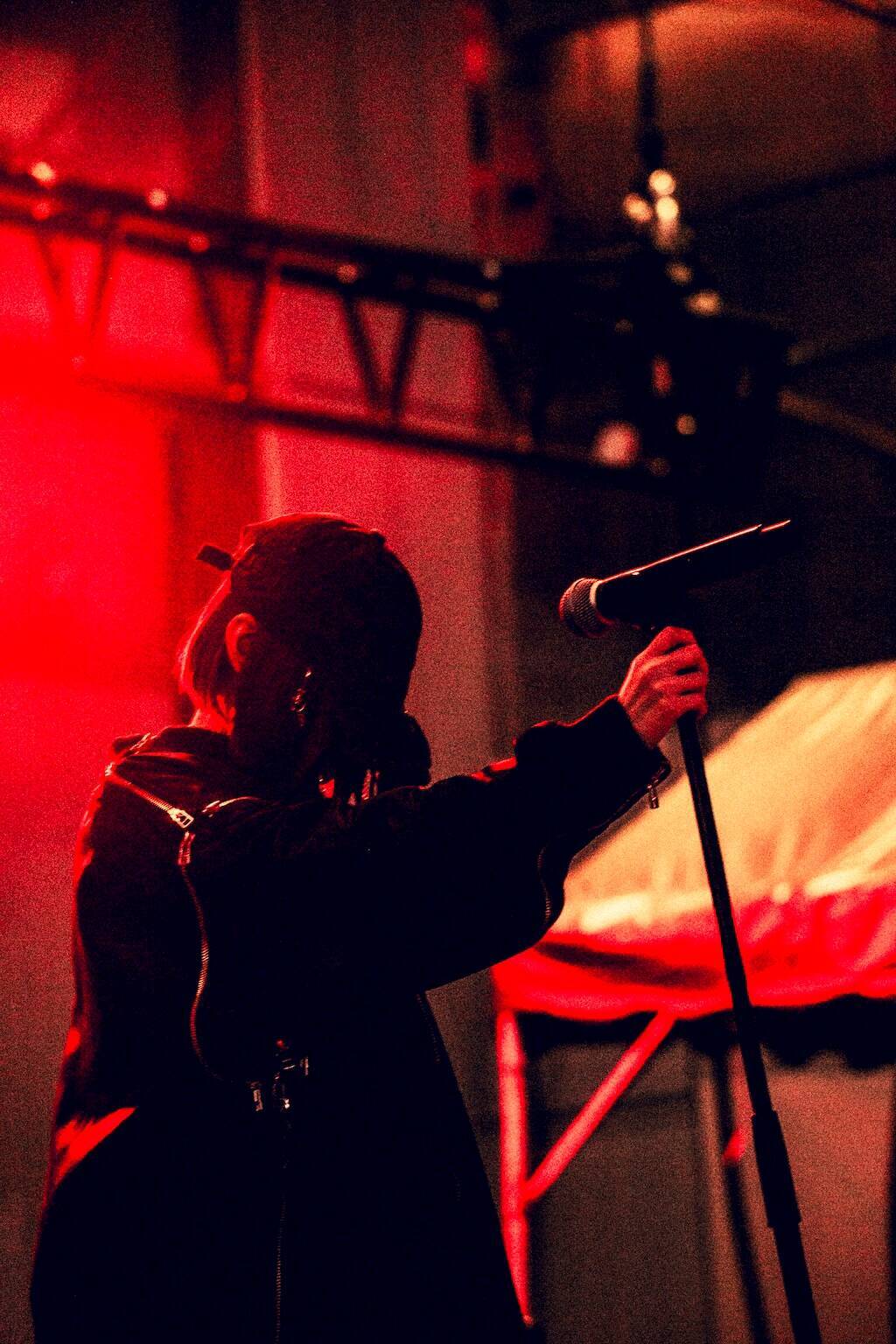 CLAN QUEENが新宿・歌舞伎町を占拠、4000人が集結したフリーライブで電撃発表