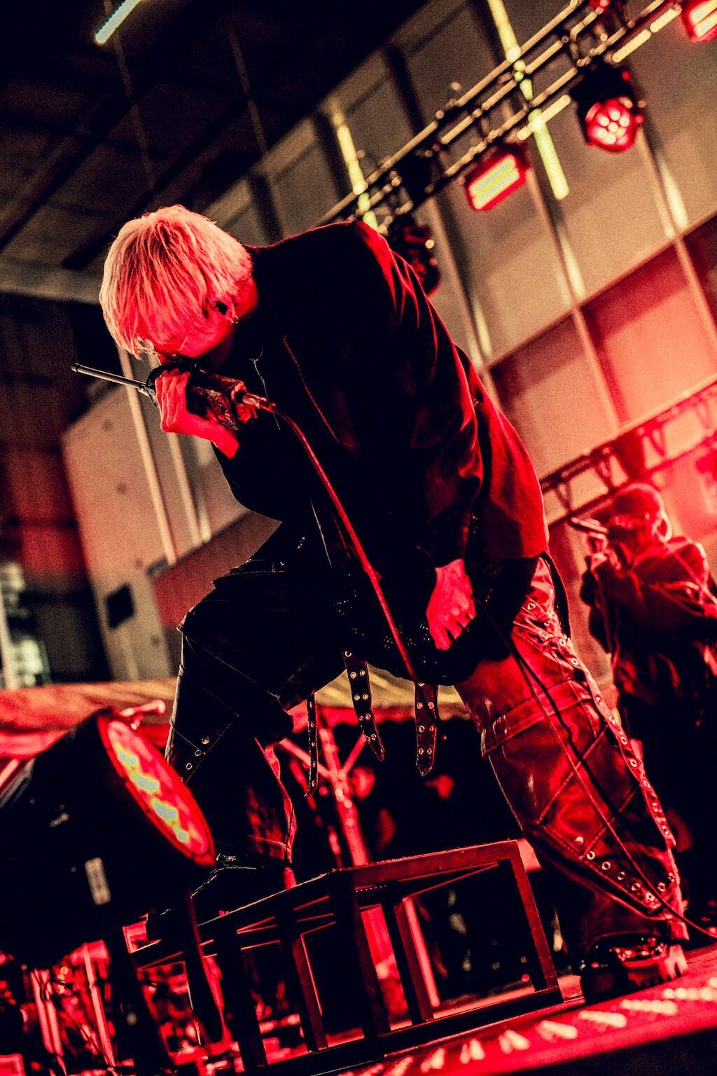 CLAN QUEENが新宿・歌舞伎町を占拠、4000人が集結したフリーライブで電撃発表