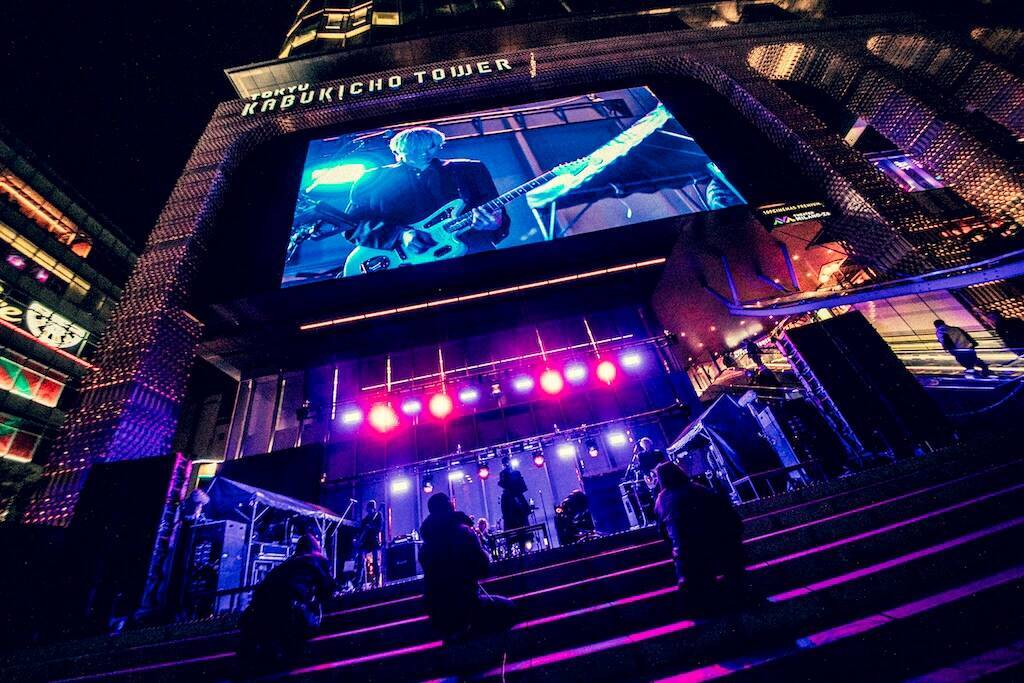 CLAN QUEENが新宿・歌舞伎町を占拠、4000人が集結したフリーライブで電撃発表