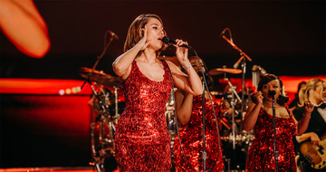 RAYE『This Music May Contain Hope』──野心と解放が交差する、渾身の2ndアルバム