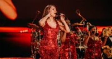 RAYE『This Music May Contain Hope』──野心と解放が交差する、渾身の2ndアルバム