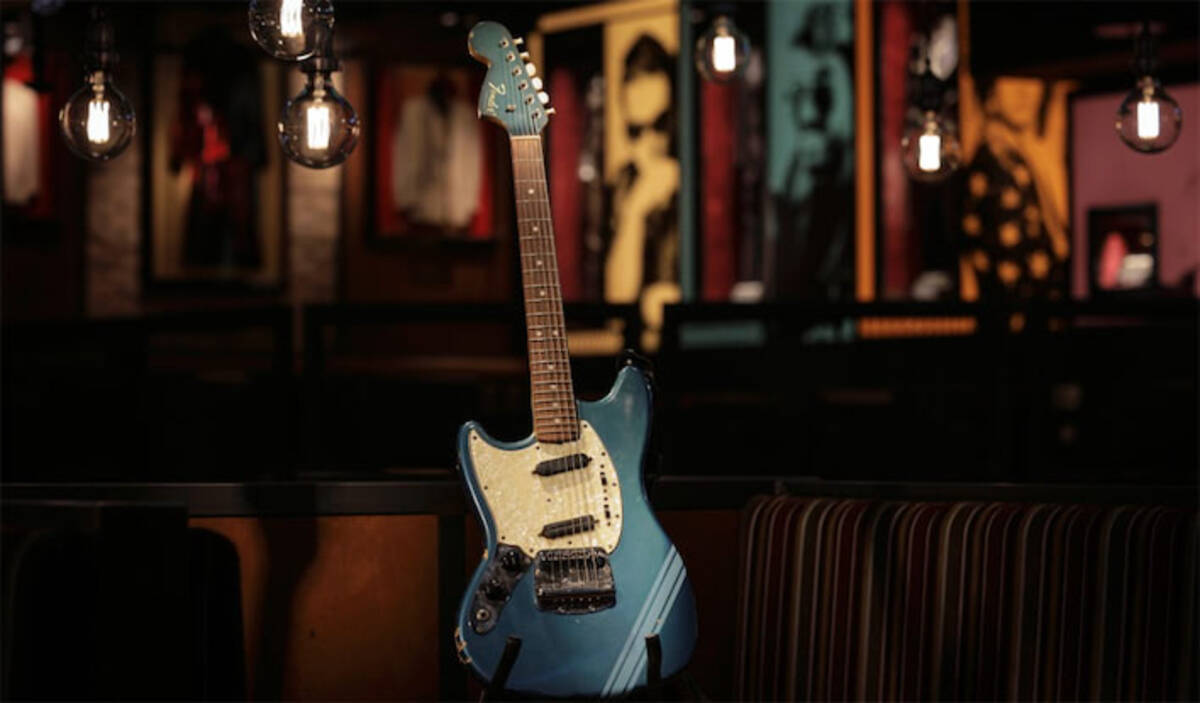 カート・コバーン、「Smells Like Teen Spirit」で弾いたギターが競売 