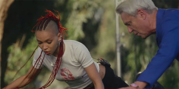 デヴィッド・バーン、FKAツイッグスに秘伝のステップを授ける　コーチェラの新コンテンツ「Artist on Artist」で実現