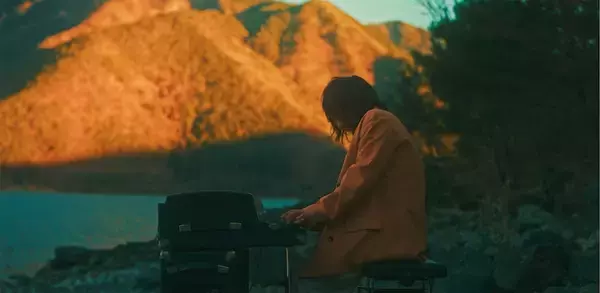 お風呂と街灯、湖畔でローズピアノと共に弾き語るLakeside Live公開