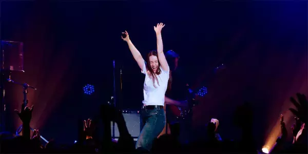 シグリッド「大好きな日本」で躍動、北欧スターのポップ極まりない魅力が集約された一夜