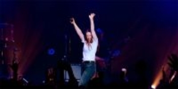 シグリッド「大好きな日本」で躍動、北欧スターのポップ極まりない魅力が集約された一夜