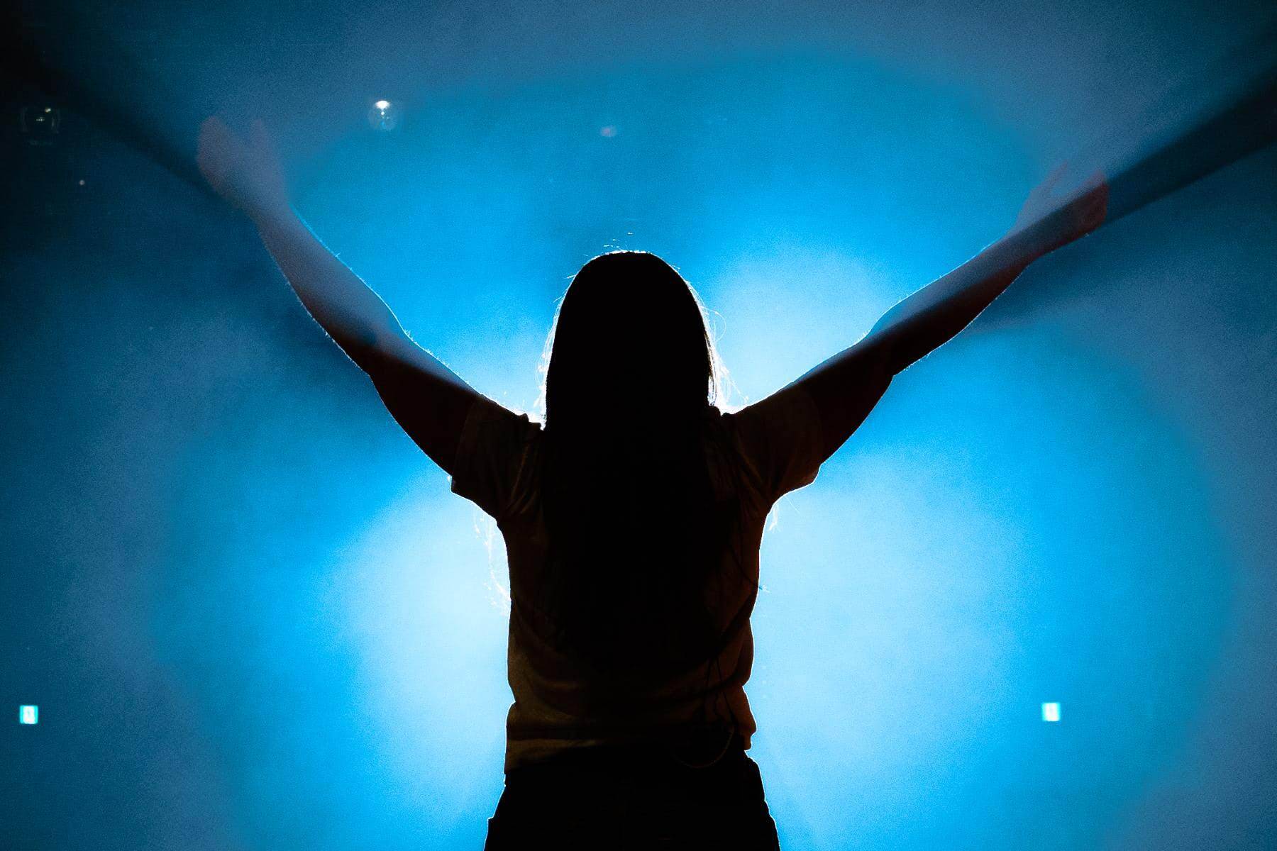 シグリッド「大好きな日本」で躍動、北欧スターのポップ極まりない魅力が集約された一夜