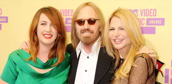 遺産相続争い中の故トム・ペティの娘たちが未亡人を告訴