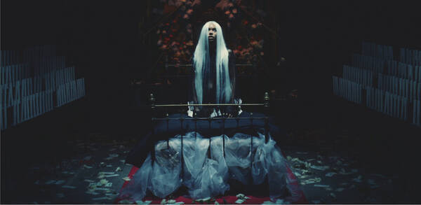 女王蜂 聖戦 Mvで貞子と共演 19年5月22日 エキサイトニュース