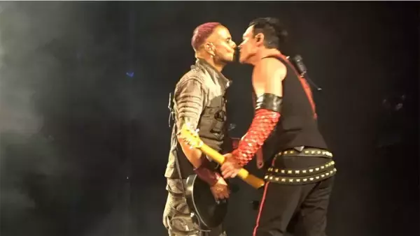 ラムシュタイン、ロシア公演中に反LGBTQ法にキスで抗議