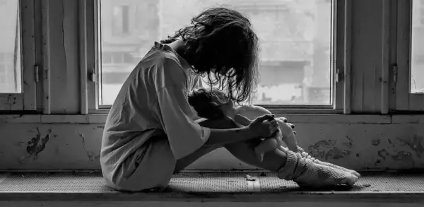 「助けて」を言えない社会の方に問題はないか？　他人に助けを求める「援助希求行動」