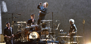 U2奇跡の来日公演 『ヨシュア・トゥリー』完全再現で炸裂した4人だけのマジック