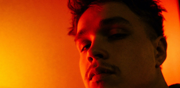 ビリー・アイリッシュの所属レーベルから20歳の新人オリバー・マルコムがソロ・デビュー