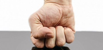 恐怖による子どものコントロール　社会でのサポートが求められる体罰防止