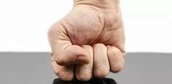 恐怖による子どものコントロール　社会でのサポートが求められる体罰防止