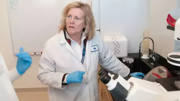 コロナ偽情報をまき散らす動画で注目集めた博士、陰謀論者が絶賛する理由