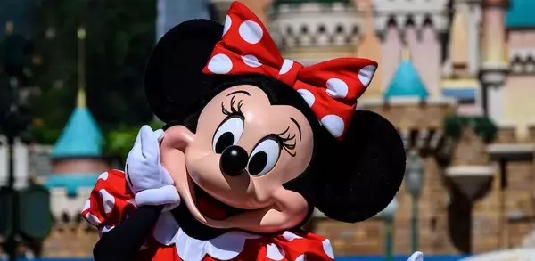 米ディズニー、テーマパーク従業員のドレスコードをジェンダーニュートラルに改訂