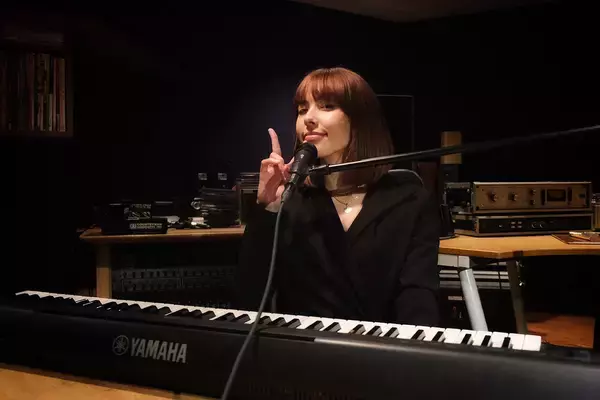 「FAKYのAKINAが語る、洋楽とJ-POPの表現、セルフプロデュースの強み」の画像