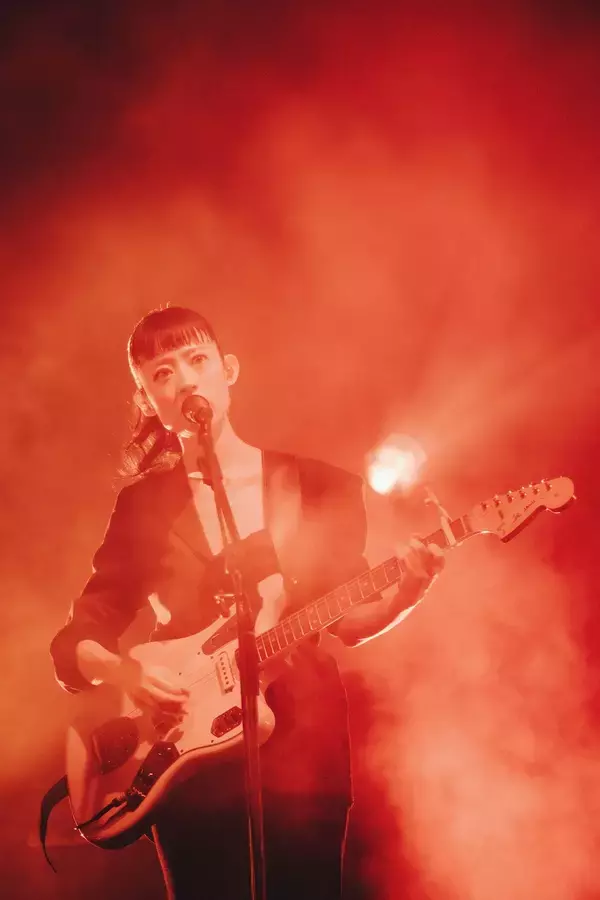 「羊文学、「いま、ここ」を噛み締めて巡ったアジアツアー終着地、日本武道館で奏でた祈り」の画像