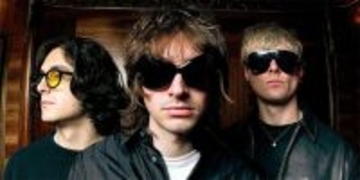 VILLANELLEインタビュー　Oasisリアムの息子率いる3人組が、90年代グランジを甦らせる理由