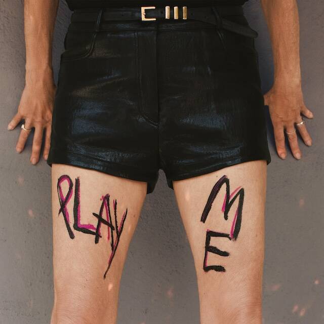 アメリカの影を見つめ続けた先で──キム・ゴードン『PLAY ME』混迷の時代に寄り添うノイズ