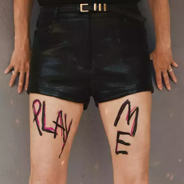 「アメリカの影を見つめ続けた先で──キム・ゴードン『PLAY ME』混迷の時代に寄り添うノイズ」の画像
