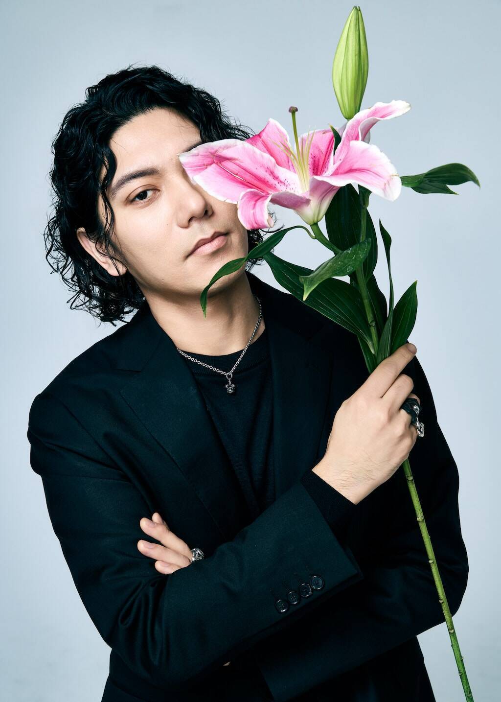 アイドラが語る、満足感を超えた欠乏感、童謡を引用しつつ描く窮屈な社会への提言