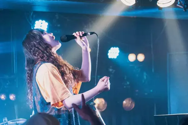 「シンガーソングライター・ayakaが語る、日常の妄想から綴る独自の詞世界」の画像