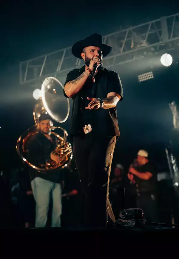 「Carín Leónが語る、メキシコ音楽が世界を熱狂させる理由「ルールを全部ぶっ壊したい」」の画像