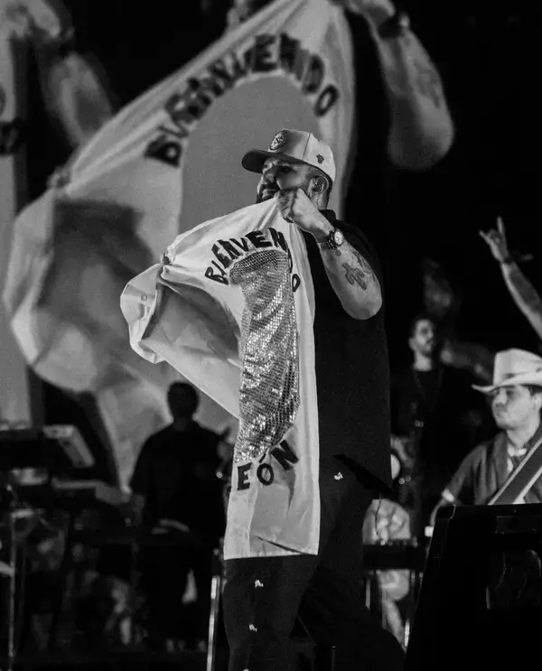「Carín Leónが語る、メキシコ音楽が世界を熱狂させる理由「ルールを全部ぶっ壊したい」」の画像