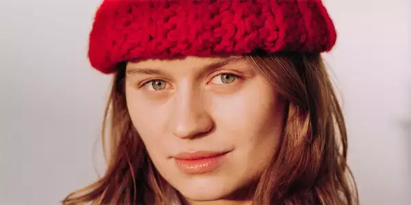 「girl in redを今こそ知る　多幸感と繊細さが同居するZ世代クィア・アイコンの最新モード」の画像