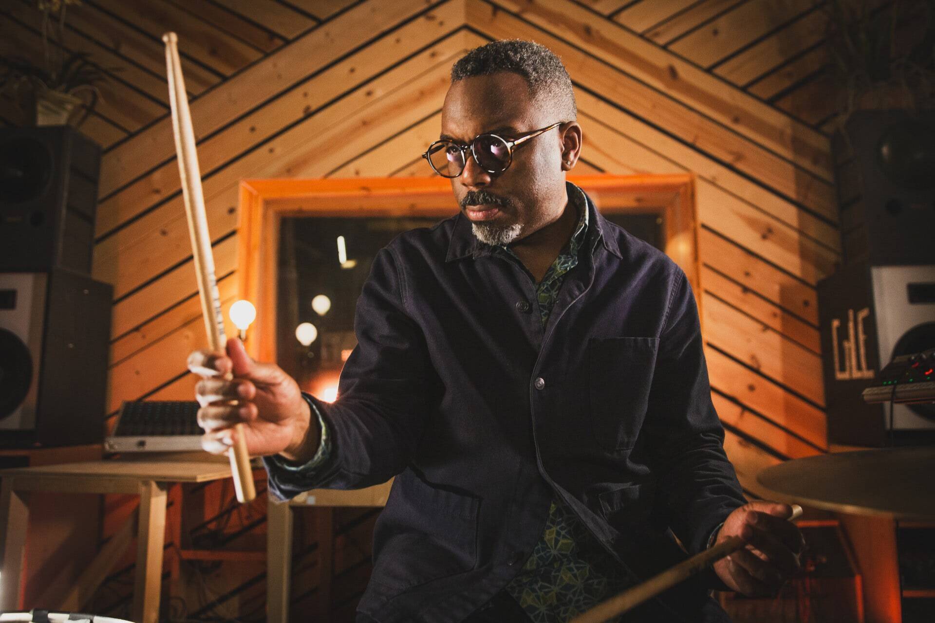 ネイト・スミスが語る「ジャズを現代のリスニング環境でどう提示するか」新たな挑戦とディアンジェロの喪失