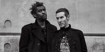 マッシヴ・アタックついに再始動　トム・ウェイツとのコラボ新曲で「ネオ・ファシズム的政治」を痛烈批判