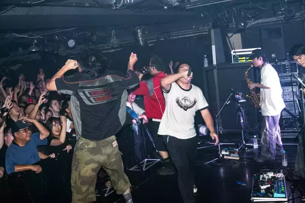 「Dos Monosが赤裸々に語る、解散危機を乗り越えた3人の「キラキラした」衝動とアイデンティティ」の画像