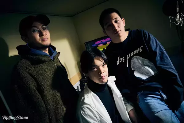 「Dos Monosが赤裸々に語る、解散危機を乗り越えた3人の「キラキラした」衝動とアイデンティティ」の画像