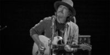 パール・ジャムのエディ・ヴェダー来日公演が開幕　初日・名古屋のハイエナジーで奇跡的な熱演