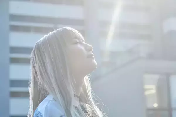 「久保あおいが語る、素顔を出す覚悟をした理由「今度は私の歌で救いたい」」の画像