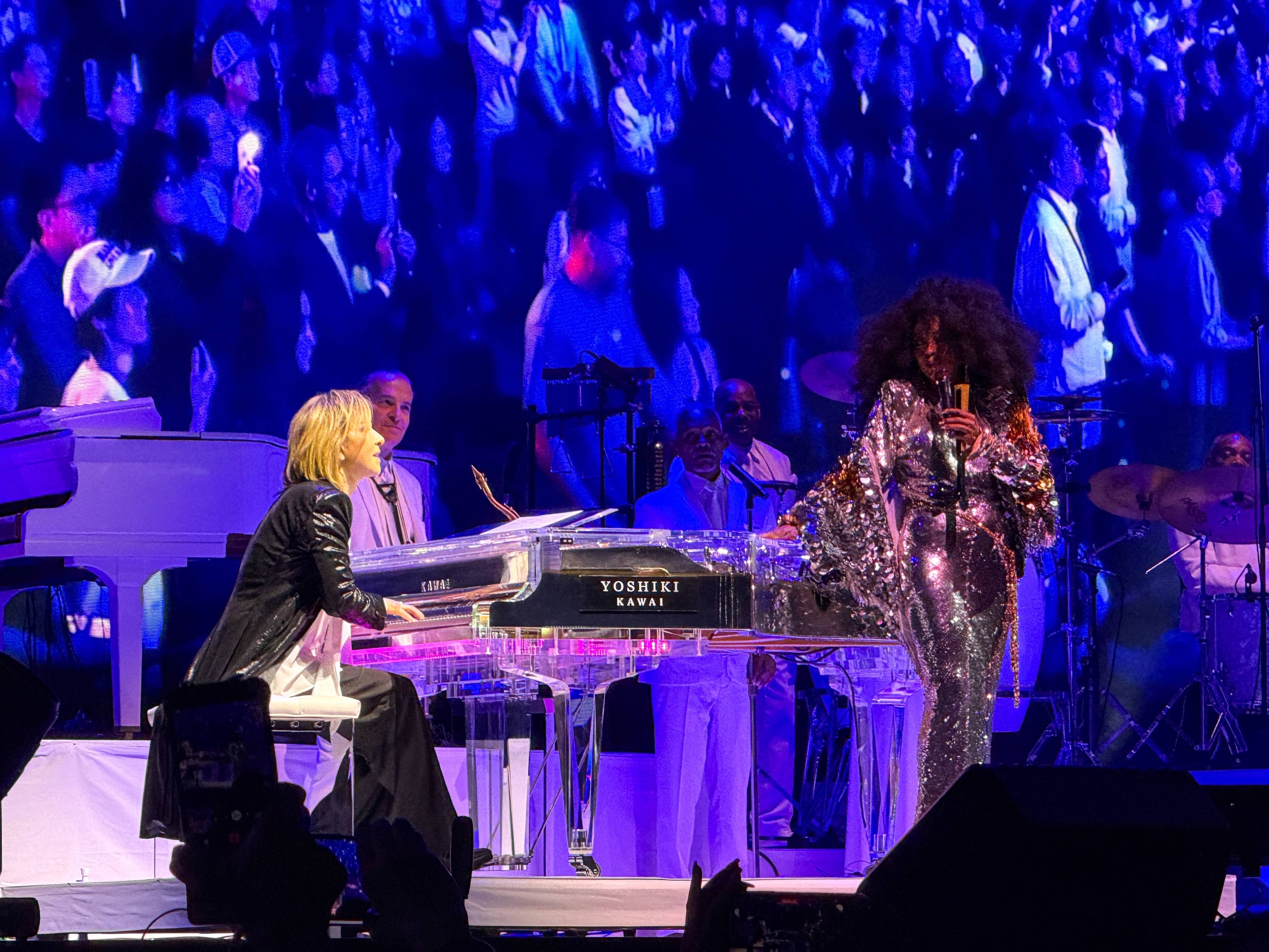 YOSHIKI、ダイアナ・ロス来日公演でサプライズ共演　名曲「If We Hold On Together」に大歓声