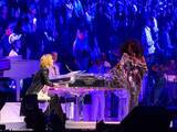 「YOSHIKI、ダイアナ・ロス来日公演でサプライズ共演　名曲「If We Hold On Together」に大歓声」の画像2