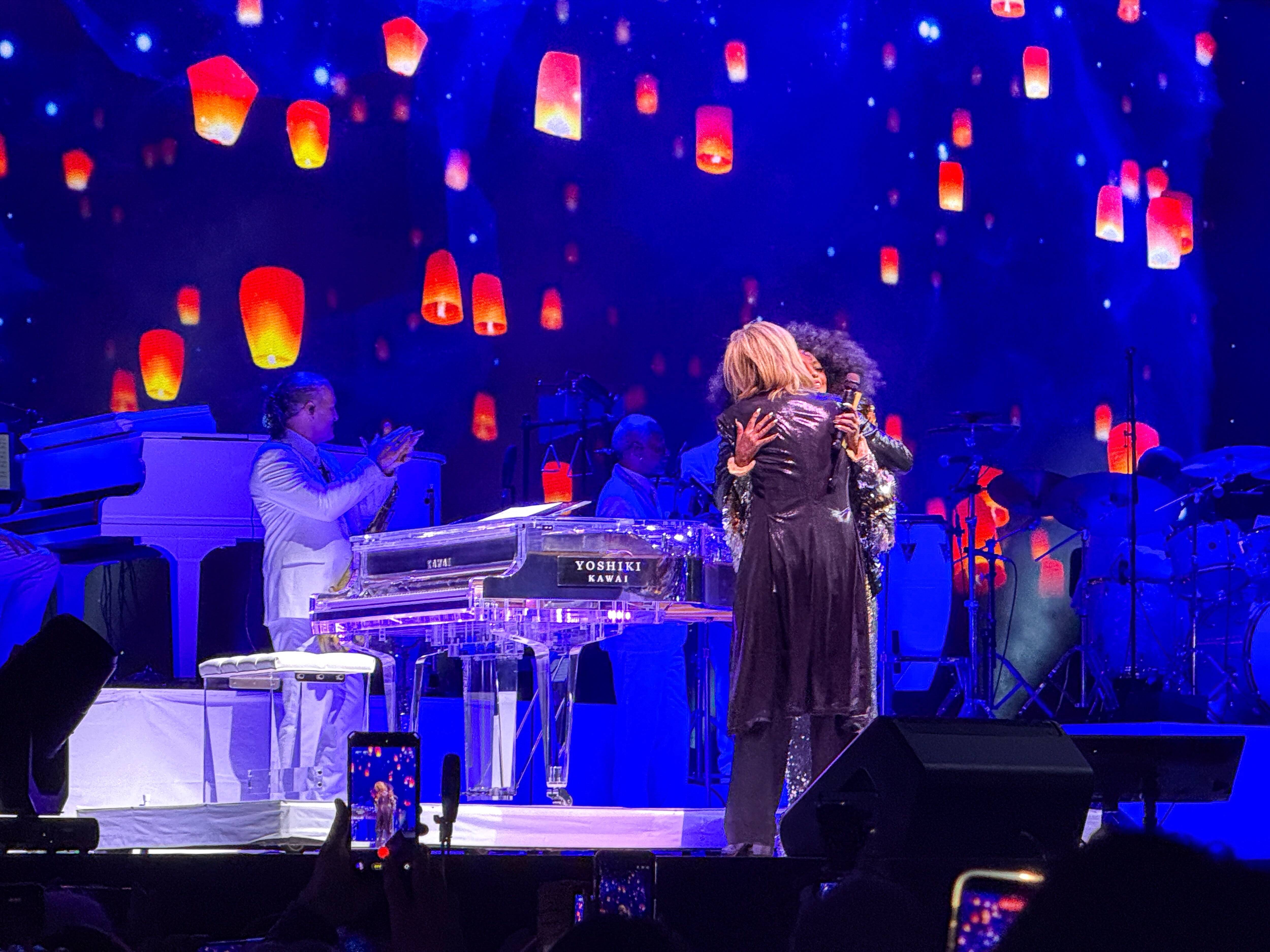 YOSHIKI、ダイアナ・ロス来日公演でサプライズ共演　名曲「If We Hold On Together」に大歓声