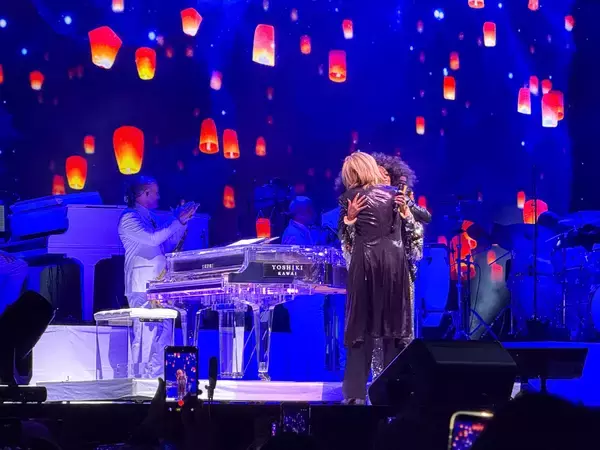 「YOSHIKI、ダイアナ・ロス来日公演でサプライズ共演　名曲「If We Hold On Together」に大歓声」の画像
